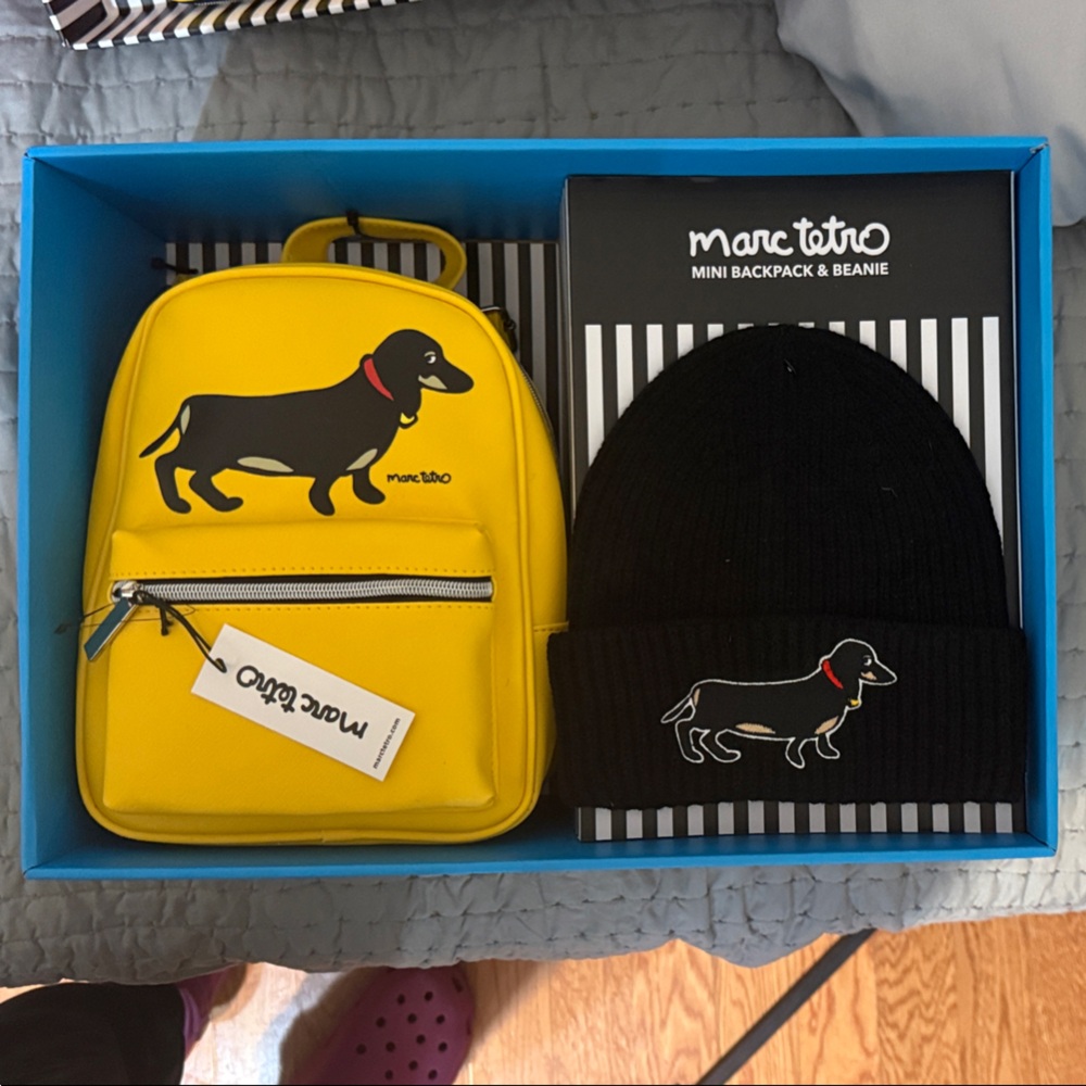 MARC TETRO DACHSHUND YELLOW BACKPACK AND BLACK BEANIE GIFT BOX SET NEW IN BOX